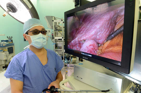 권준혁 삼성서울병원 이식외과 교수가 3D 복강경 수술장비로 촬영한 환자 몸 속 영상을 입체 안경을 쓰고 살펴보고 있다.  사진= 김민수기자 ultrartist@dt.co.kr